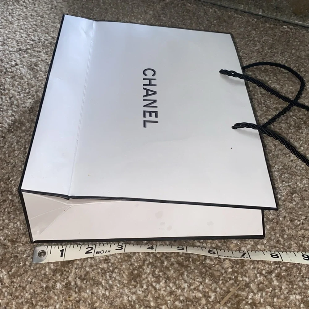 CHANEL White & Black Gift Bag - Picture 4 of 4